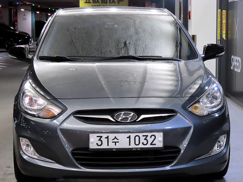 HYUNDAI Accent - Vista 2