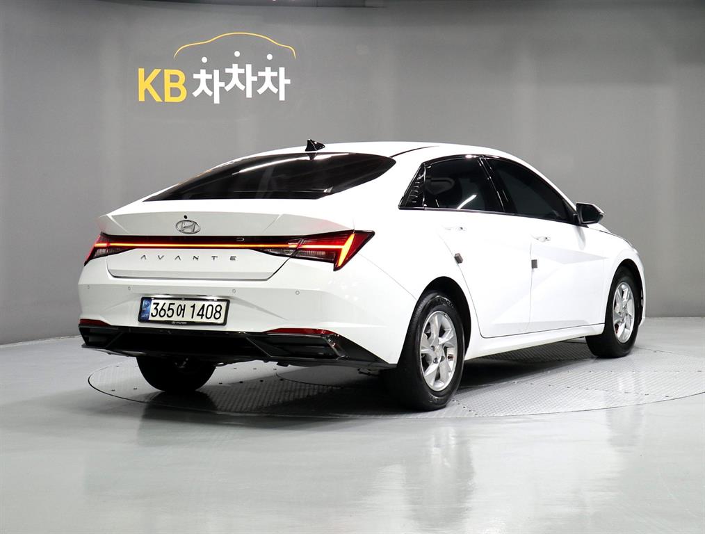 HYUNDAI Avante - Vista 3