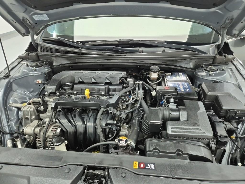 HYUNDAI Avante - Vista 5