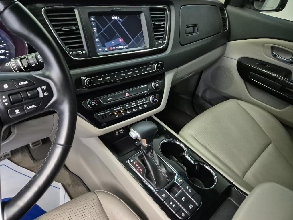 KIA Carnival - Vista 10