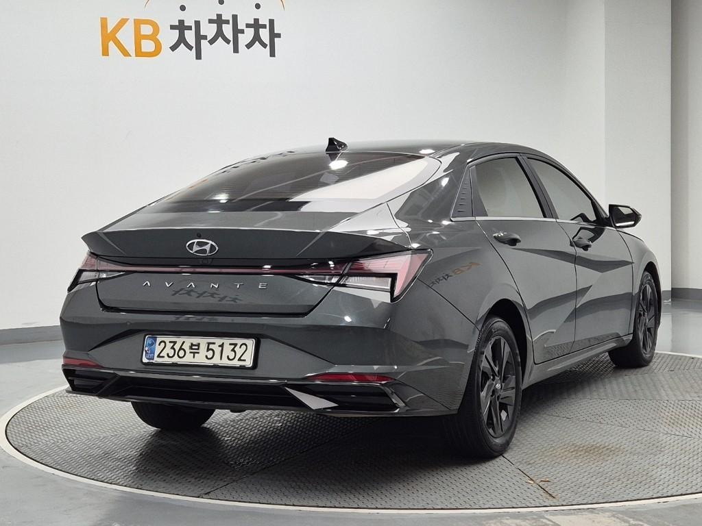 HYUNDAI Avante - Vista 3