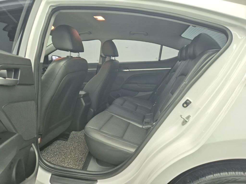 HYUNDAI Avante - Vista 12