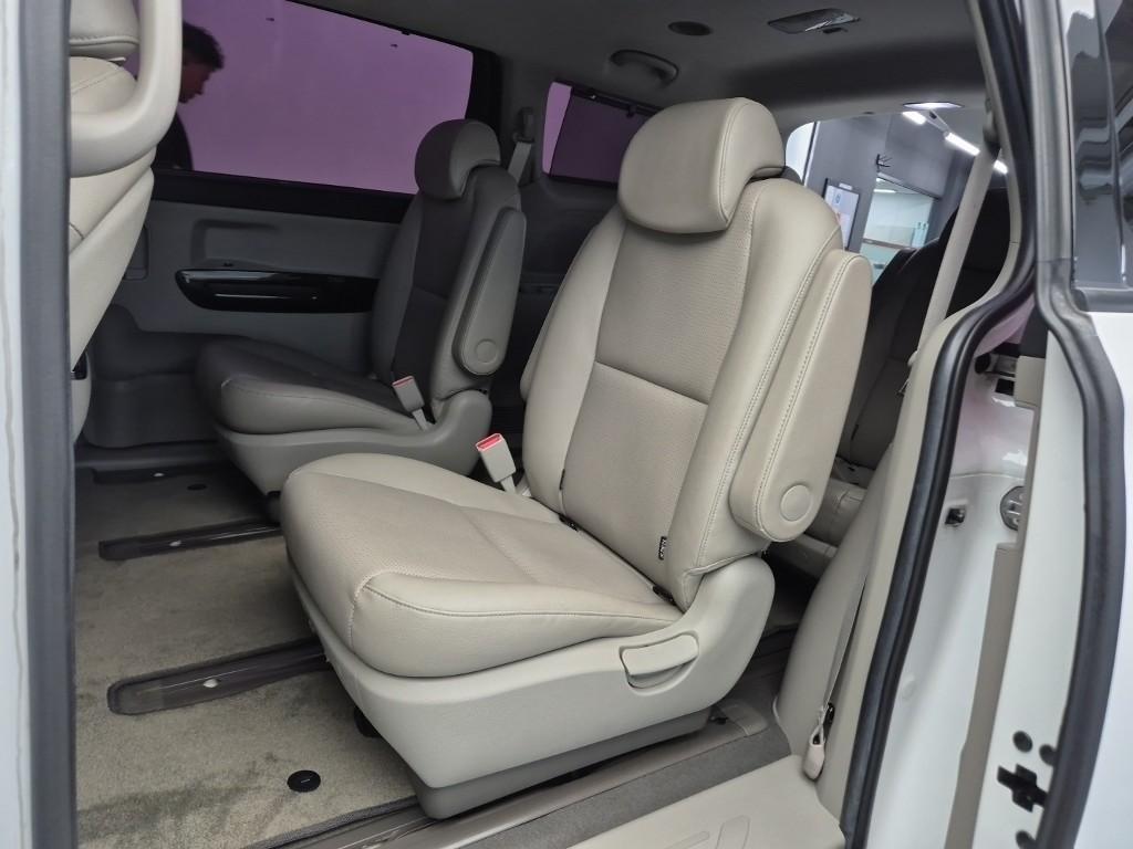 KIA Carnival - Vista 12