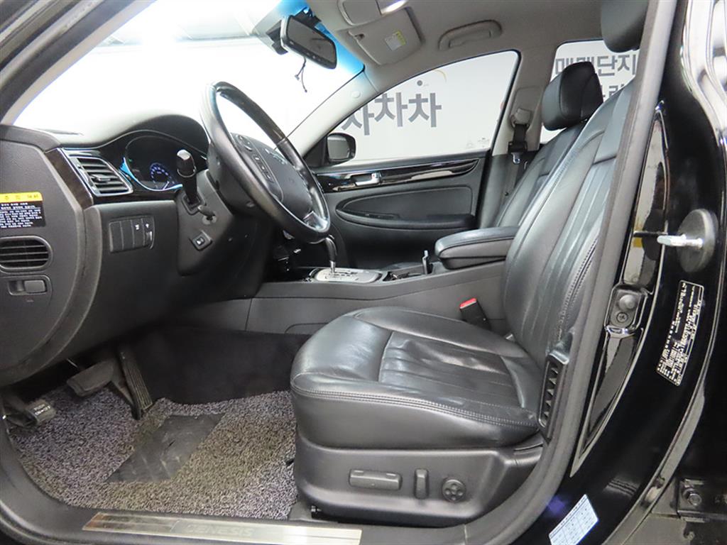 HYUNDAI Genesis - Vista 5
