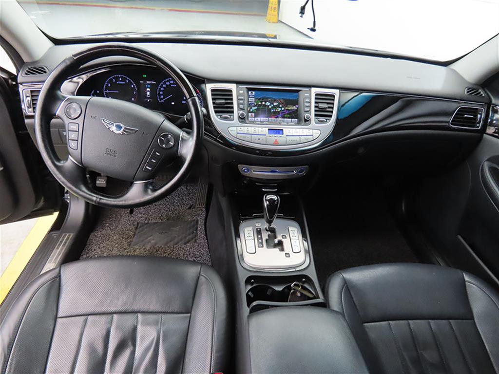 HYUNDAI Genesis - Vista 7