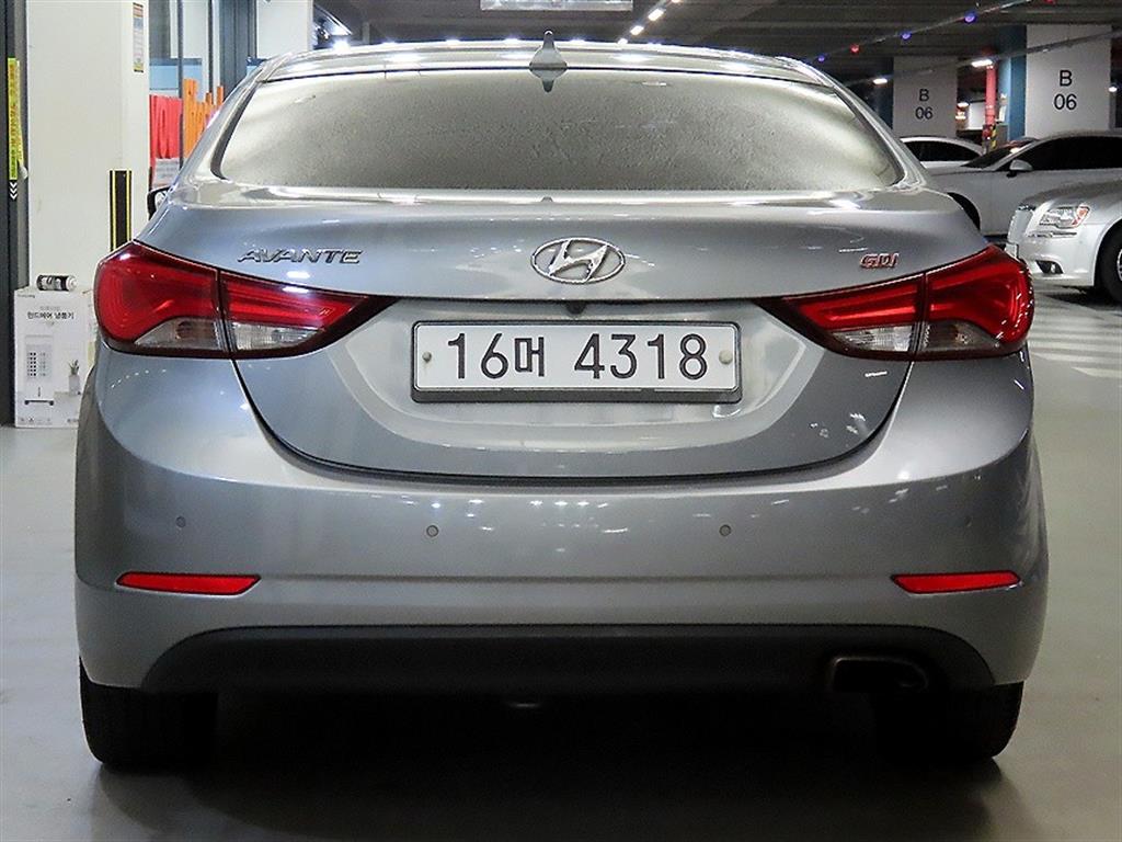 HYUNDAI Avante - Vista 5