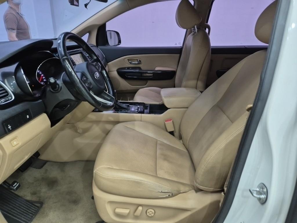 KIA Carnival - Vista 11