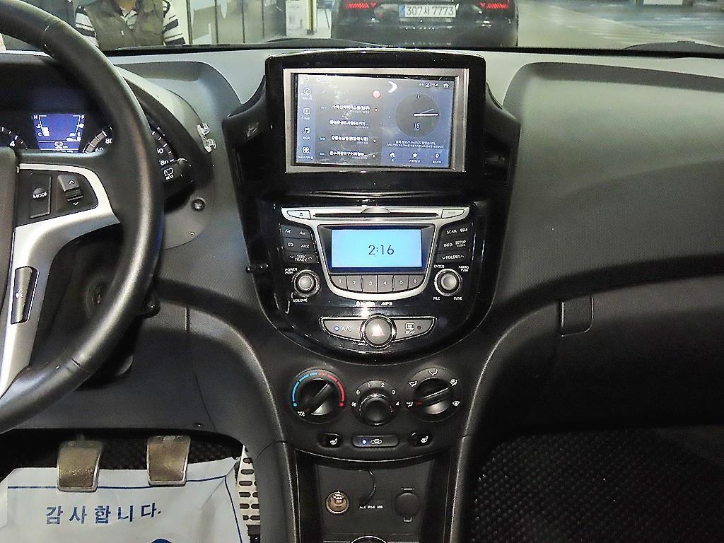 HYUNDAI Accent - Vista 11