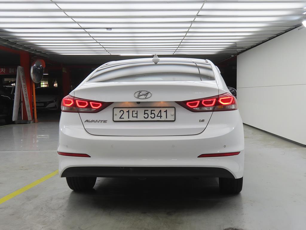HYUNDAI Avante - Vista 3