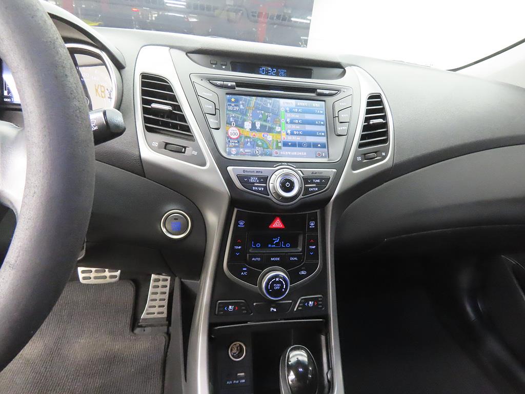 HYUNDAI Avante - Vista 10