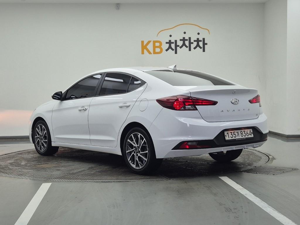 HYUNDAI Avante - Vista 3