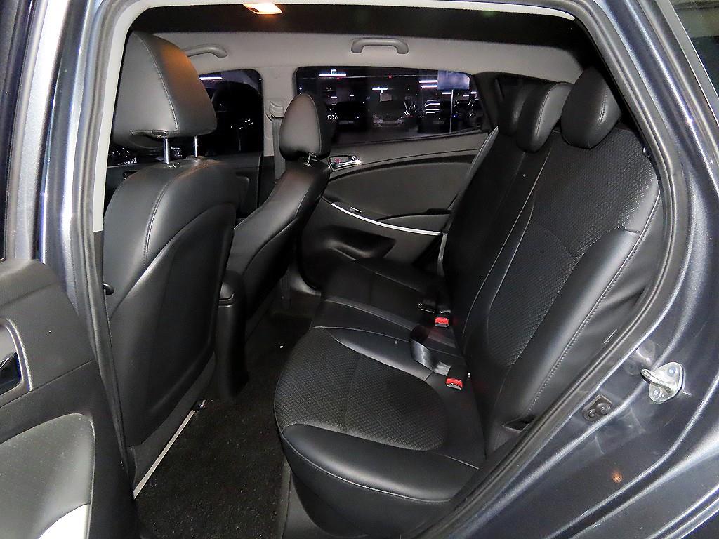HYUNDAI Accent - Vista 7