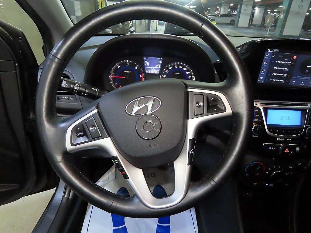 HYUNDAI Accent - Vista 8