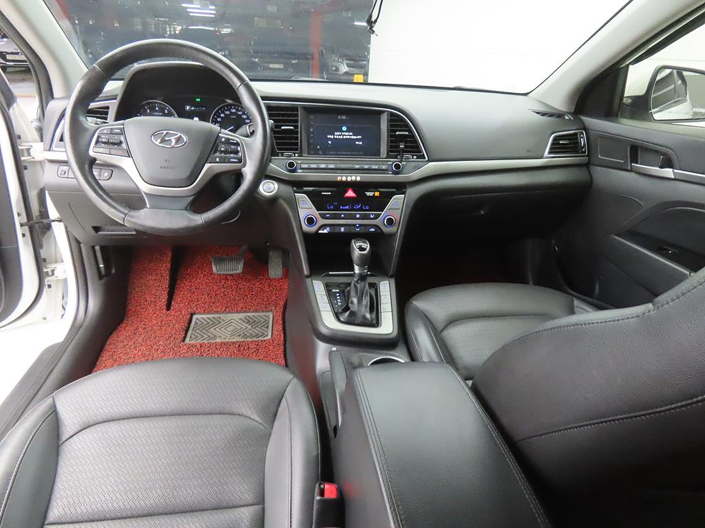 HYUNDAI Avante - Vista 7