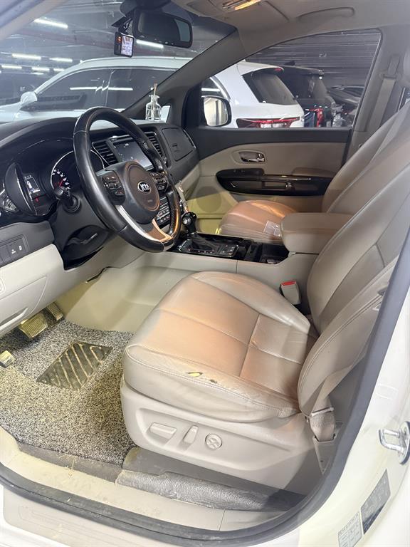 KIA Carnival - Vista 11