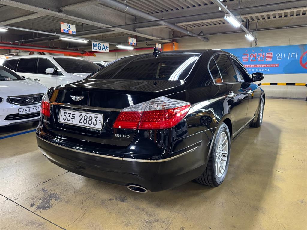 HYUNDAI Genesis - Vista 5
