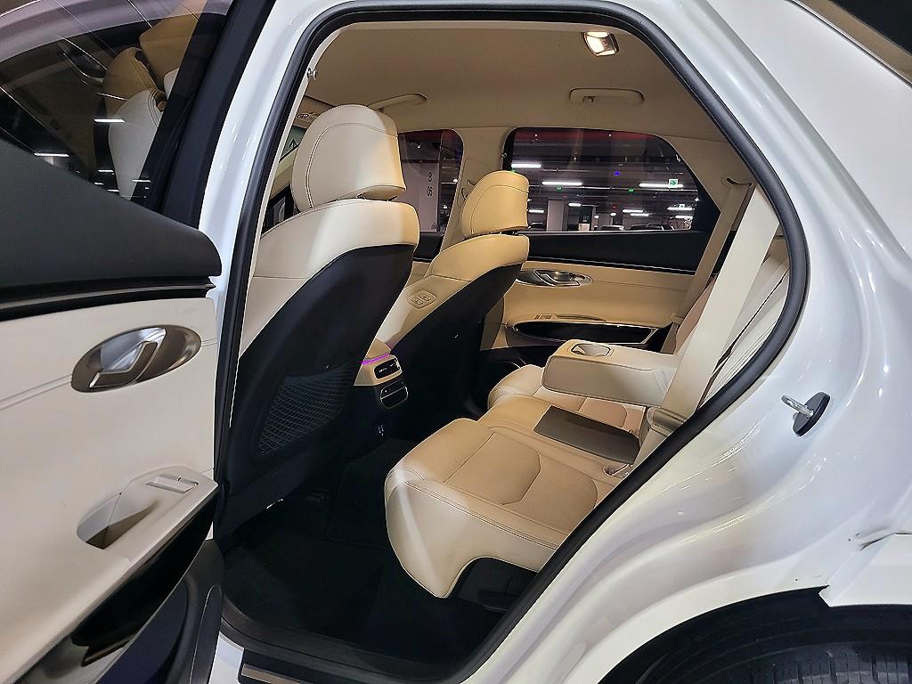 Genesis GV70 - Vista 8
