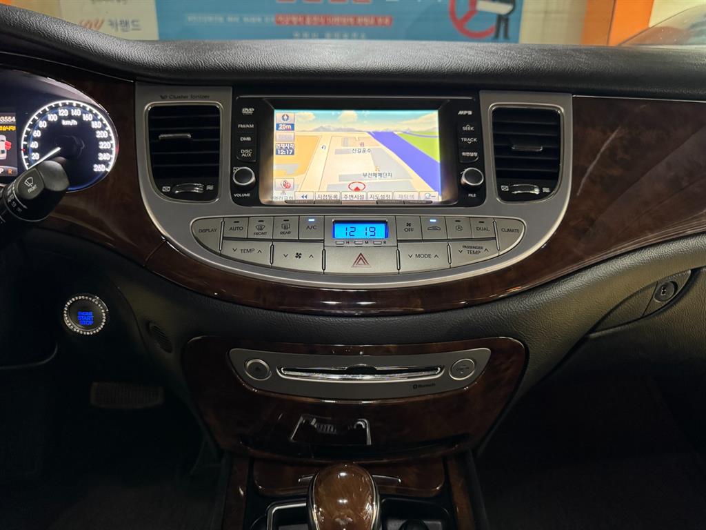HYUNDAI Genesis - Vista 10