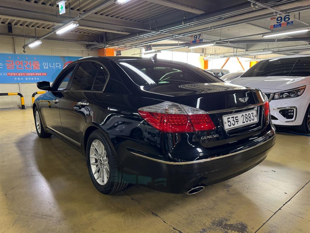 HYUNDAI Genesis - Vista 4