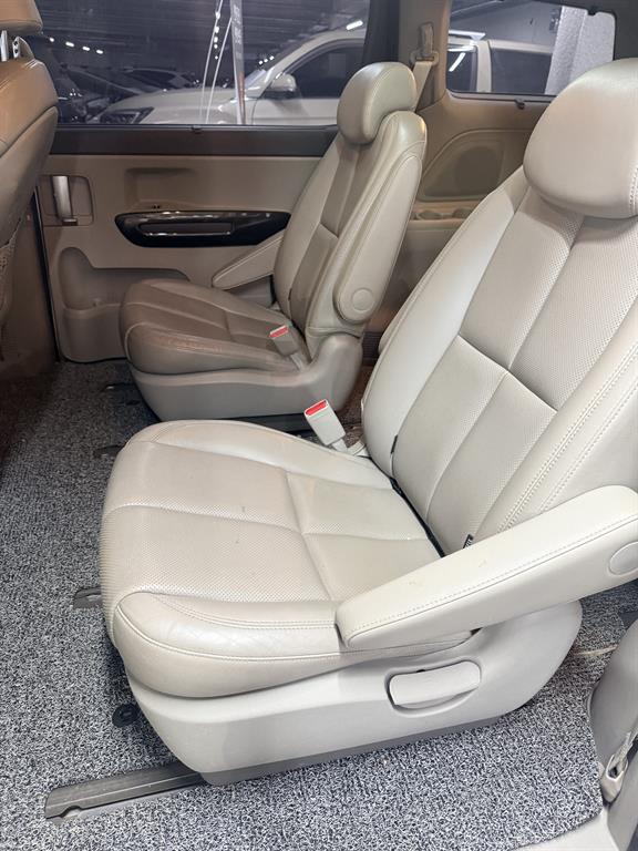 KIA Carnival - Vista 12