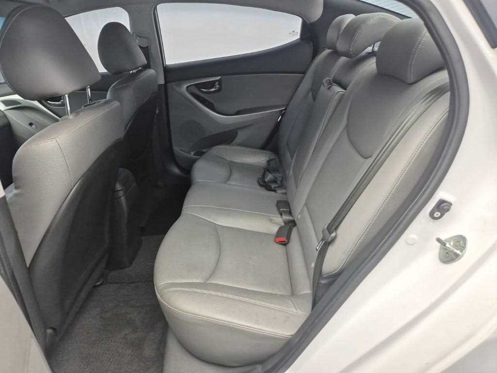 HYUNDAI Avante - Vista 12