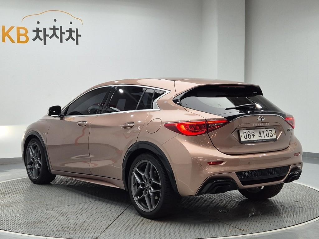 Infiniti Q - Vista 3
