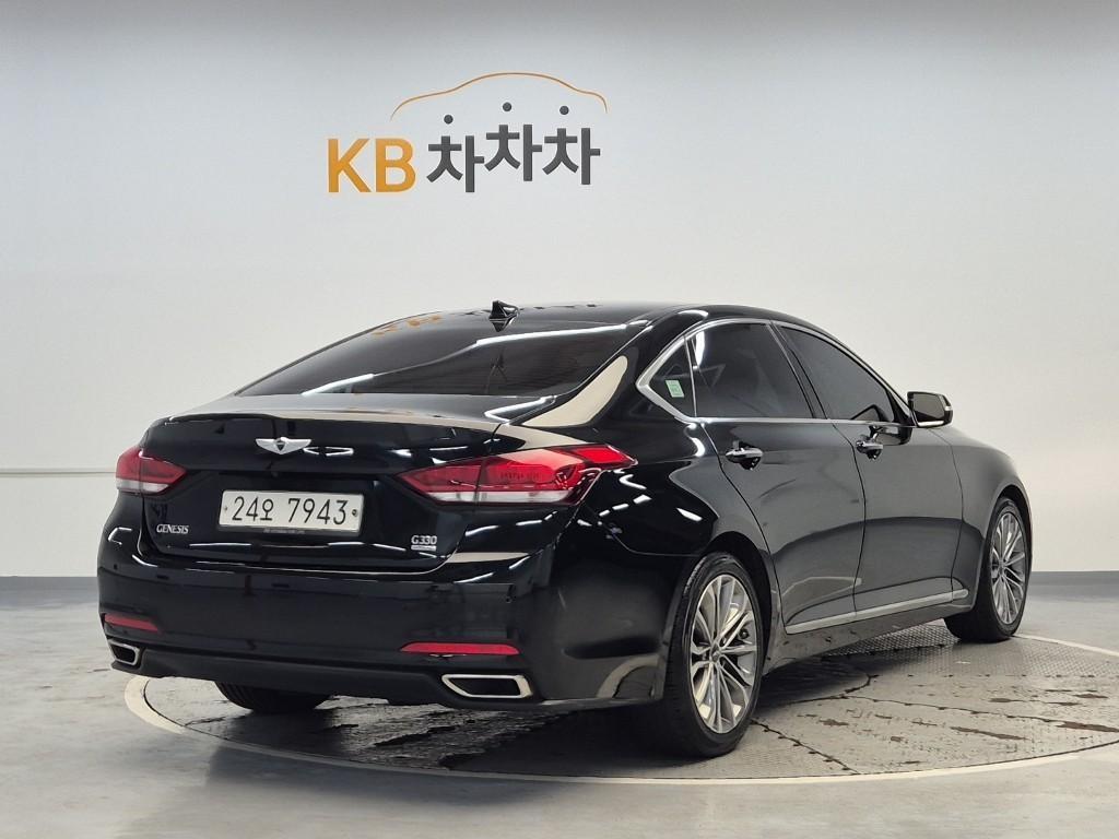 HYUNDAI Genesis - Vista 3