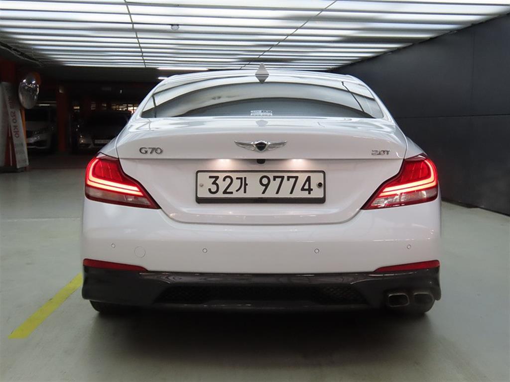 Genesis G70 - Vista 3