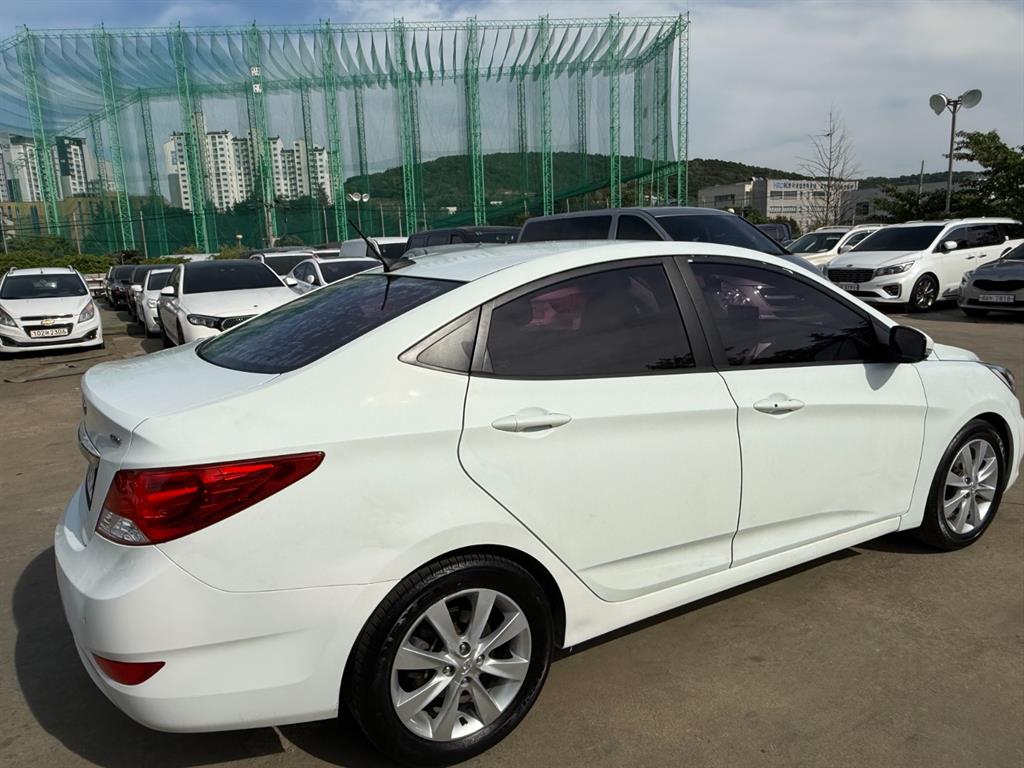 HYUNDAI Accent - Vista 3