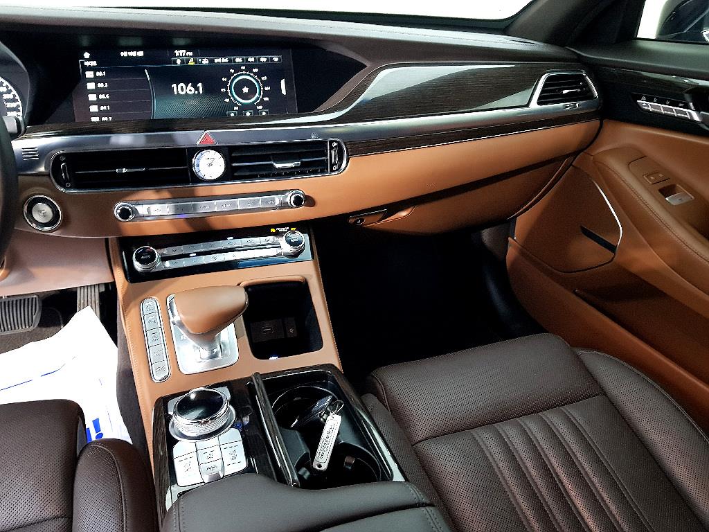 Genesis G90 - Vista 10