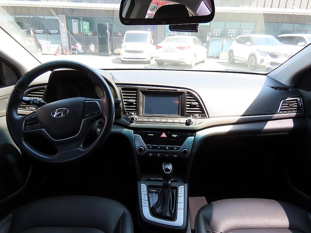 HYUNDAI Avante - Vista 9