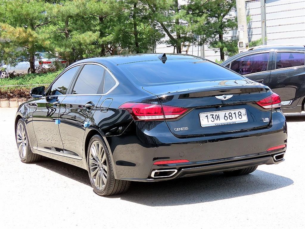 HYUNDAI Genesis - Vista 3