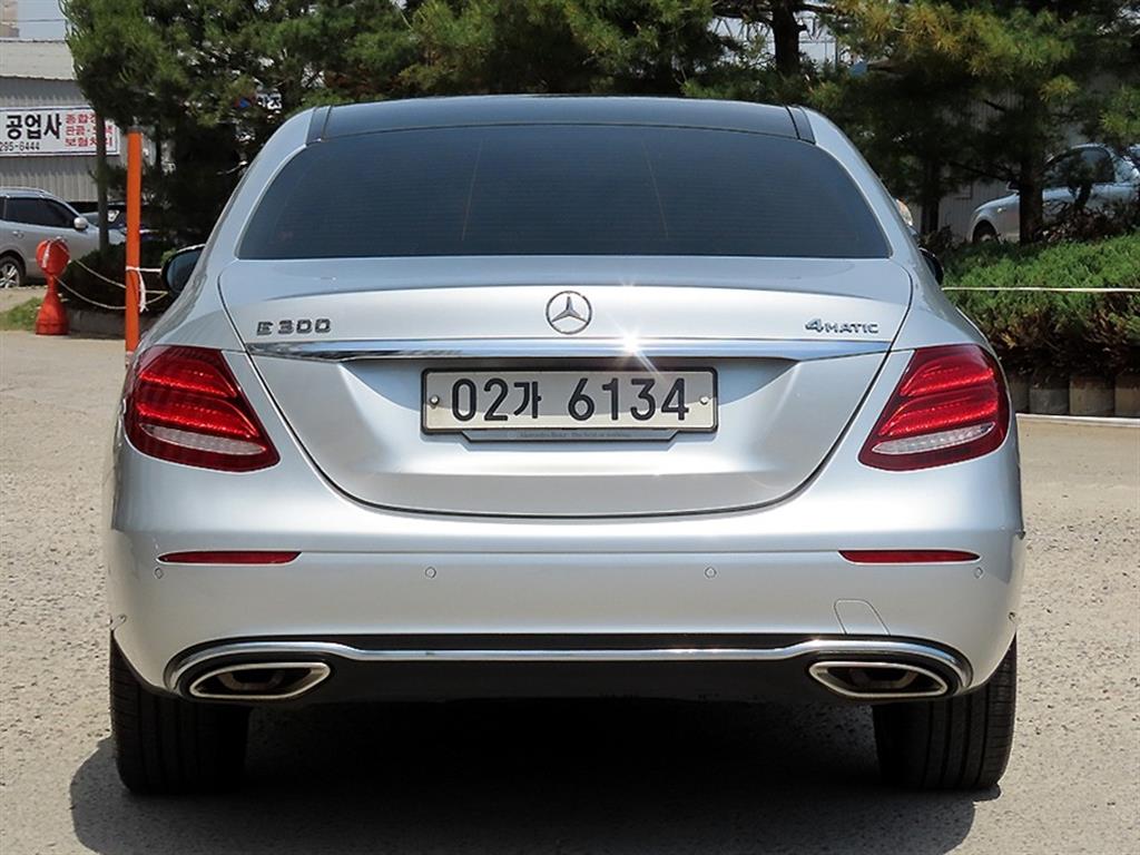 Mercedes Benz E class - Vista 4