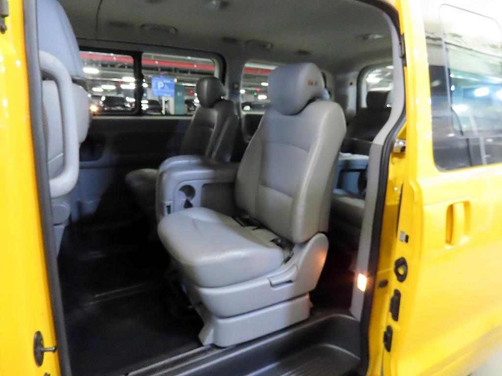 HYUNDAI Starex - Vista 7