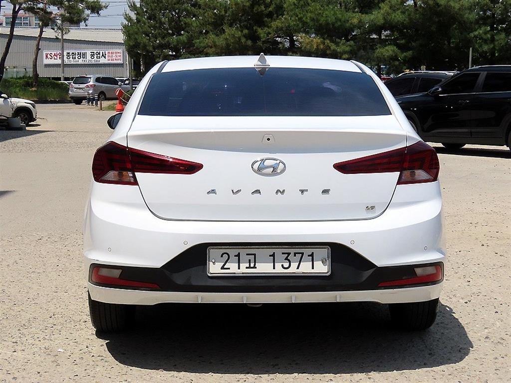 HYUNDAI Avante - Vista 4