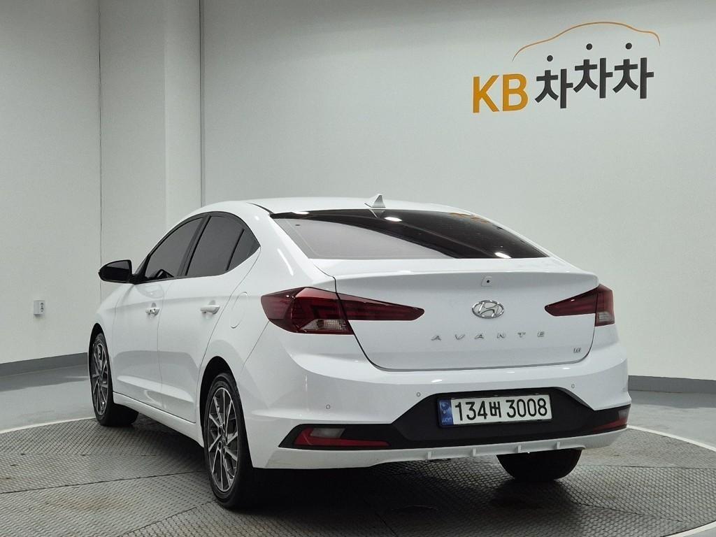 HYUNDAI Avante - Vista 2