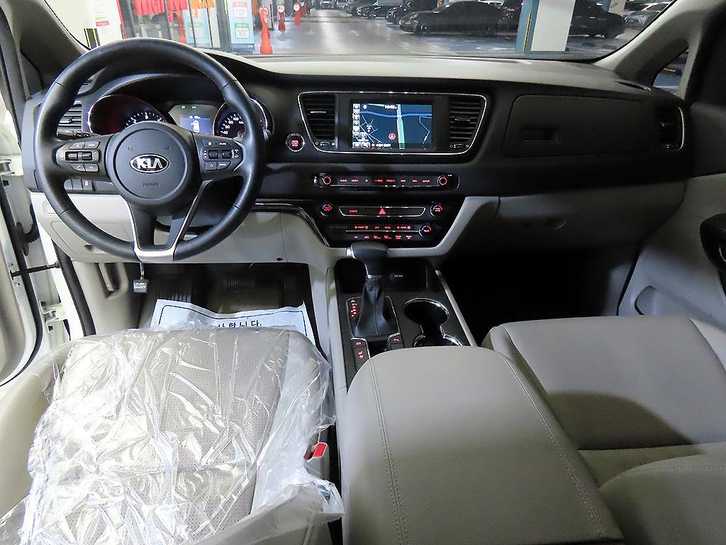 KIA Carnival - Vista 11