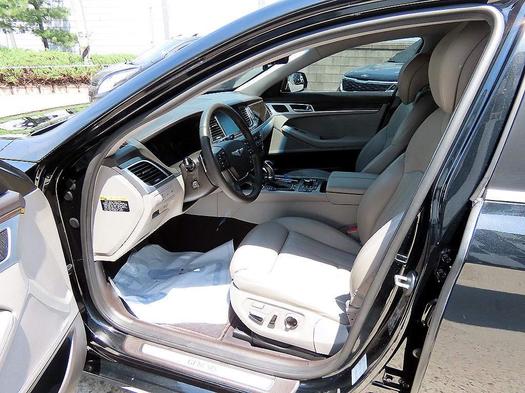 HYUNDAI Genesis - Vista 5