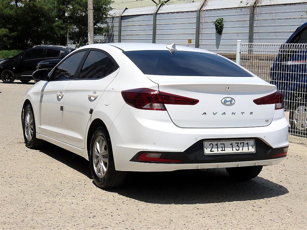 HYUNDAI Avante - Vista 3