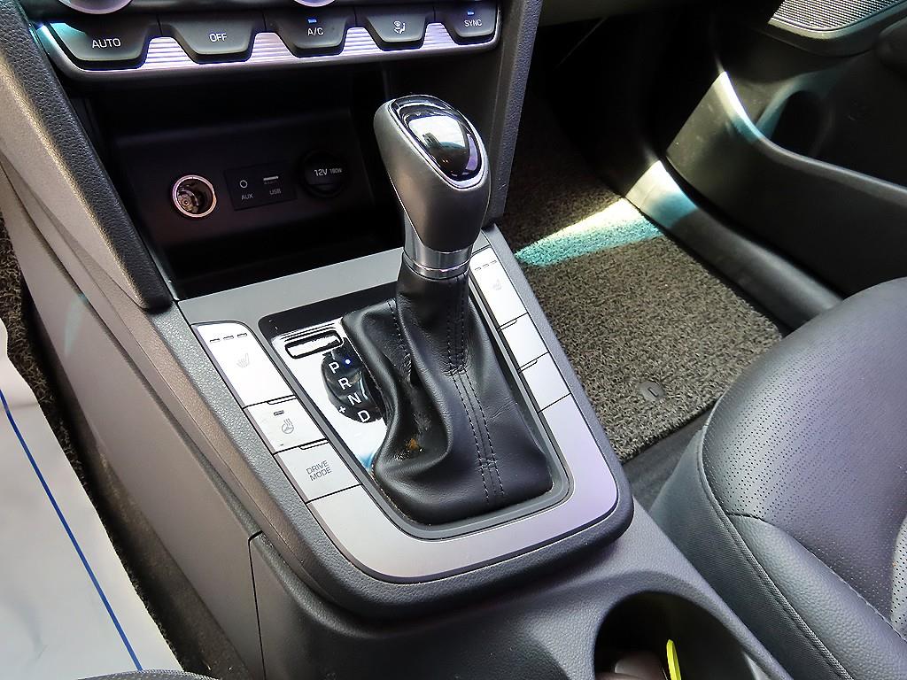 HYUNDAI Avante - Vista 10