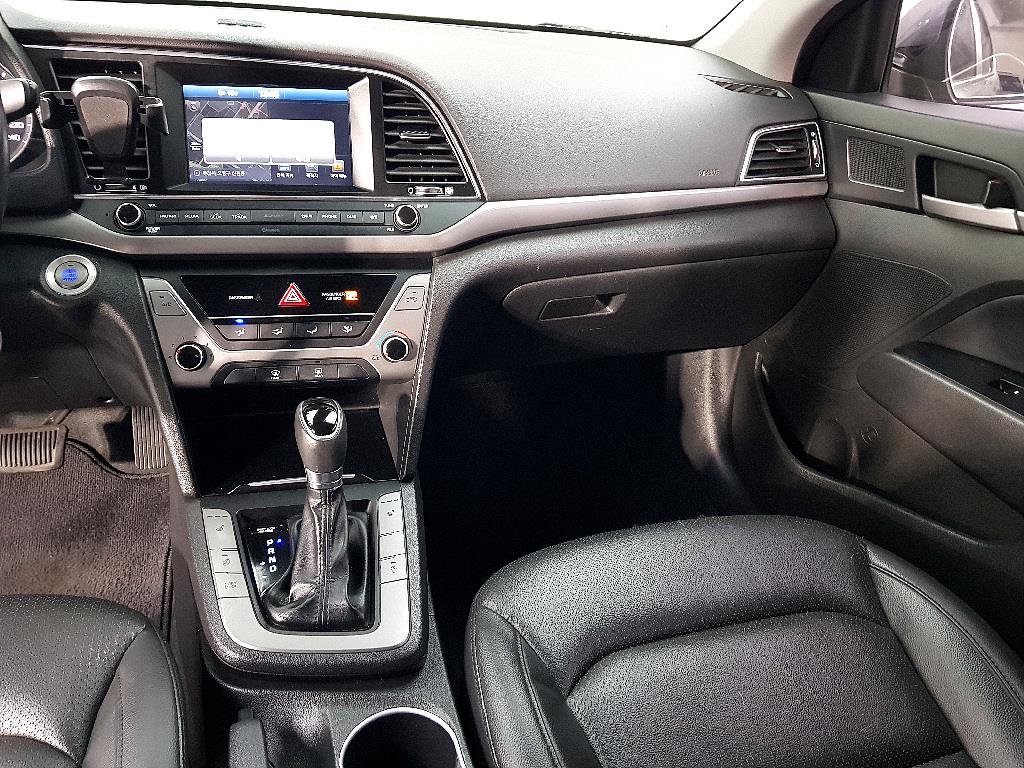 HYUNDAI Avante - Vista 10