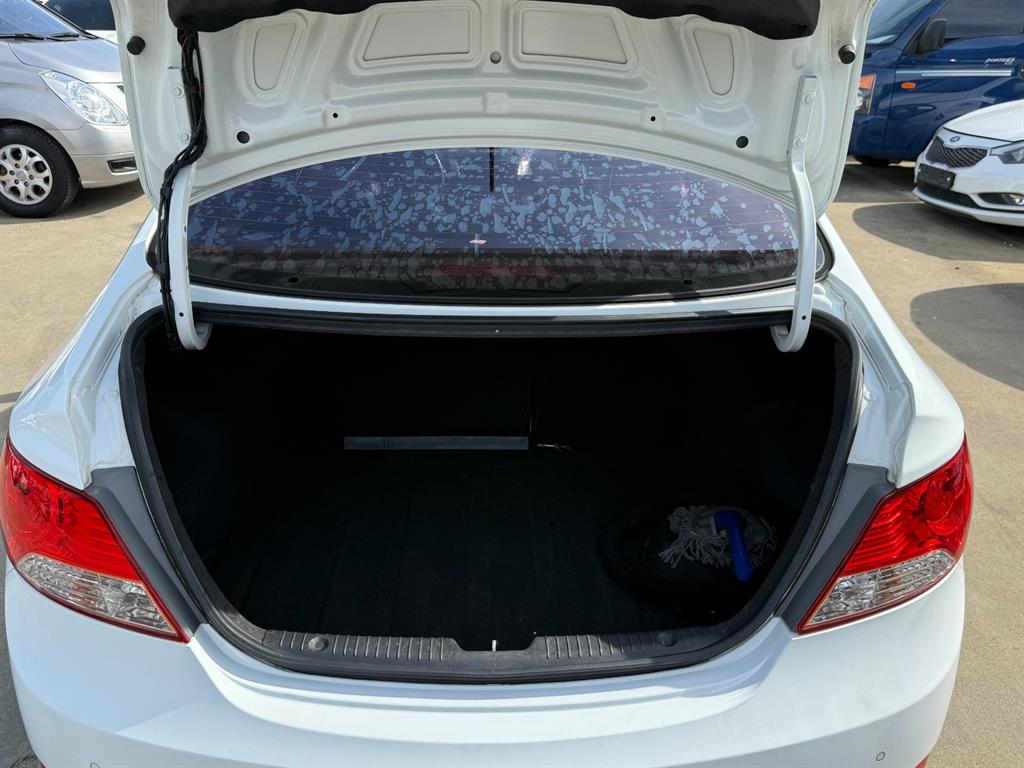 HYUNDAI Accent 2013 Blanco - Importación desde Corea - HF Imports Iquique - Foto 17