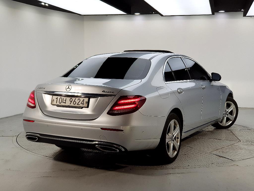 Mercedes Benz E class - Vista 4