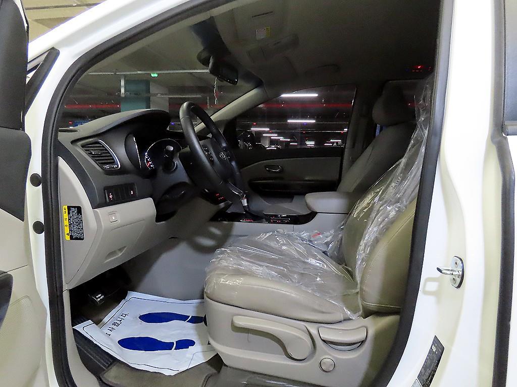 KIA Carnival - Vista 6