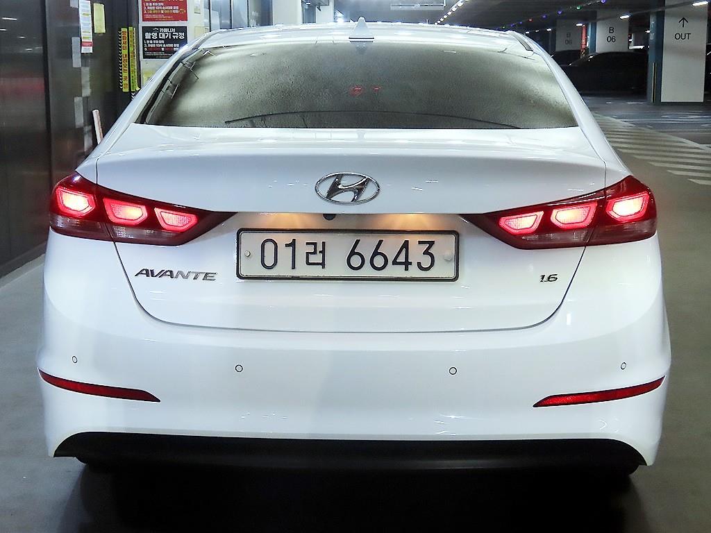 HYUNDAI Avante - Vista 5