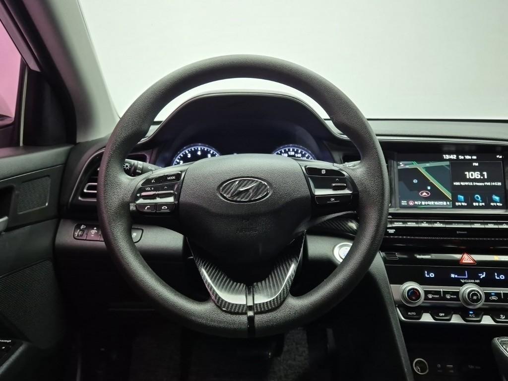HYUNDAI Avante - Vista 9