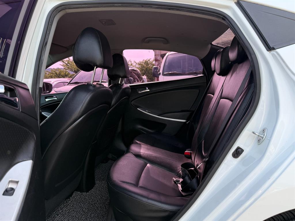 HYUNDAI Accent - Vista 9