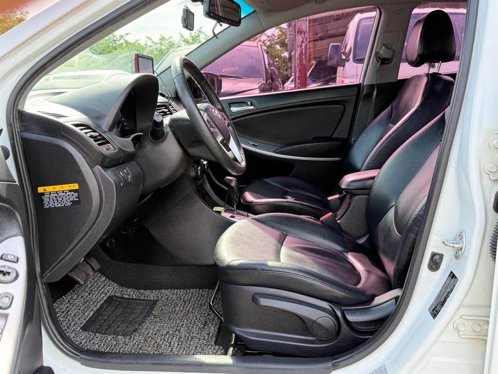 HYUNDAI Accent - Vista 8