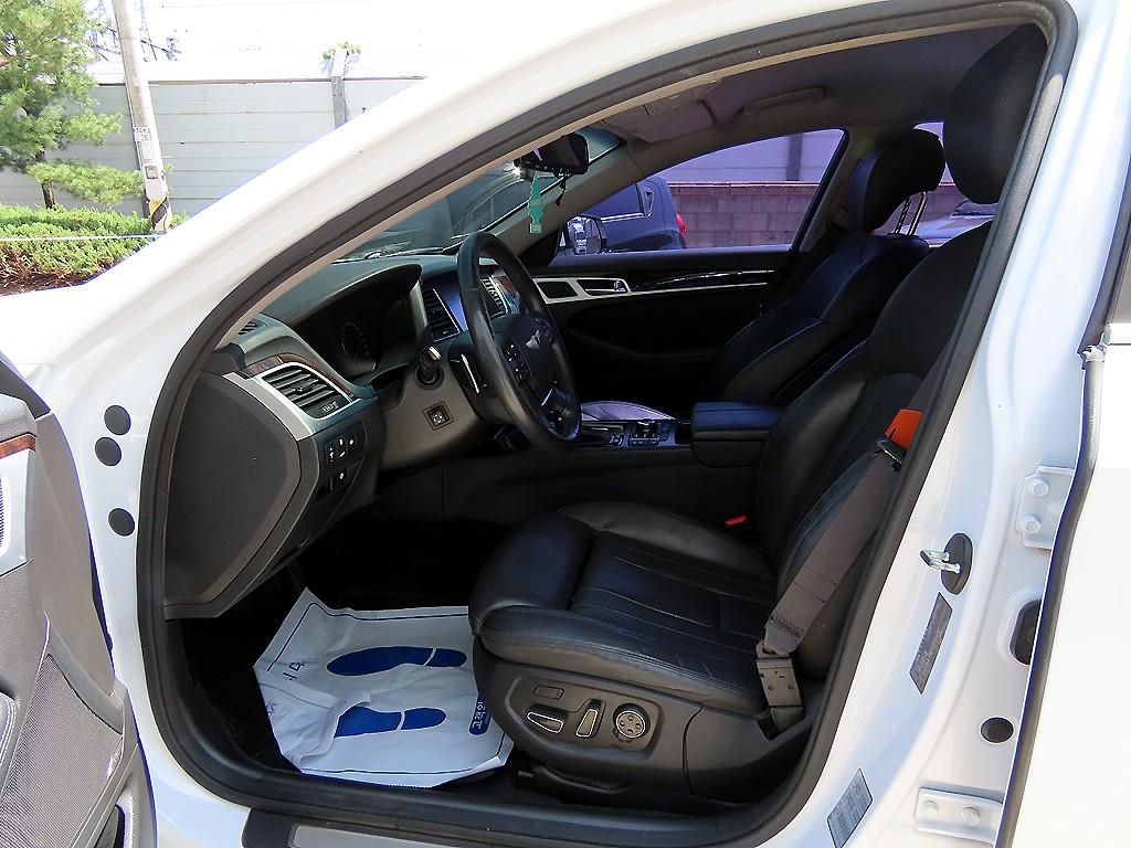 HYUNDAI Genesis - Vista 5