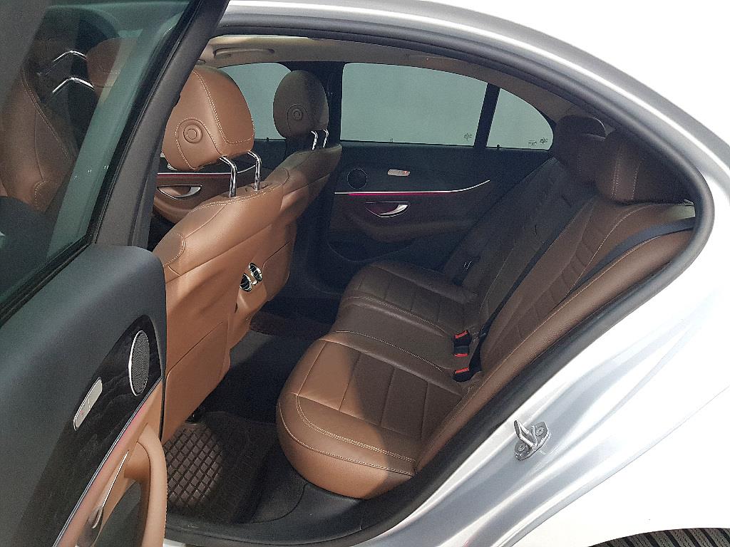 Mercedes Benz E class - Vista 8